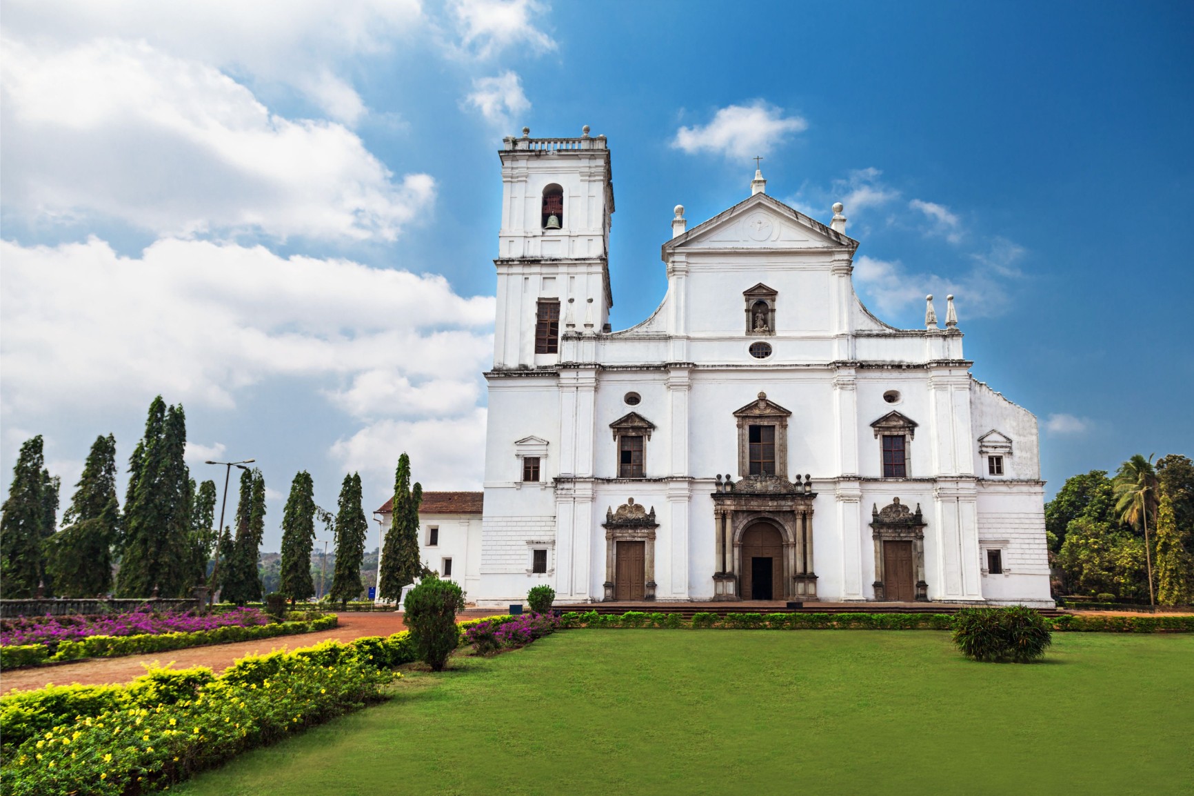 Se Cathedral | luxury tempo traveller on rent